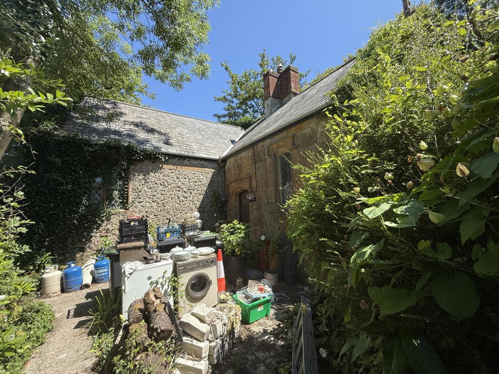 Lot: 125 - CHARACTER DETACHED PROPERTY FOR REFURBISHMENT - Photo showing the building entrance